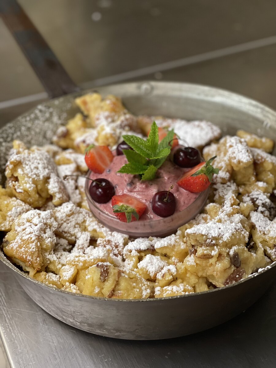Süße Nachspeise mit Beeren