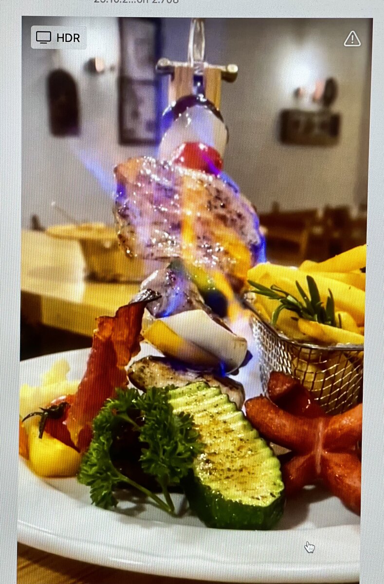 Flambiertes Gericht am Tisch